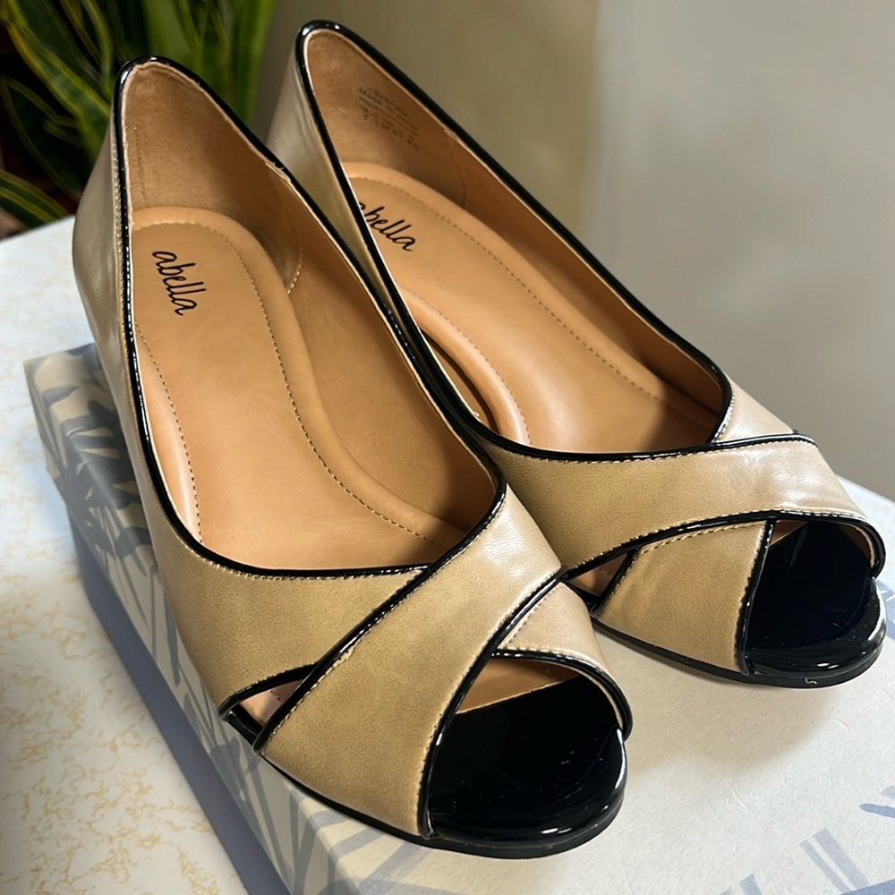 Peep toe neutral wedges